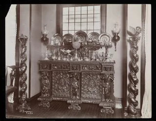Un buffet encombré à la résidence de Westmoreland Davis à Tuxedo Park, New York, 1899